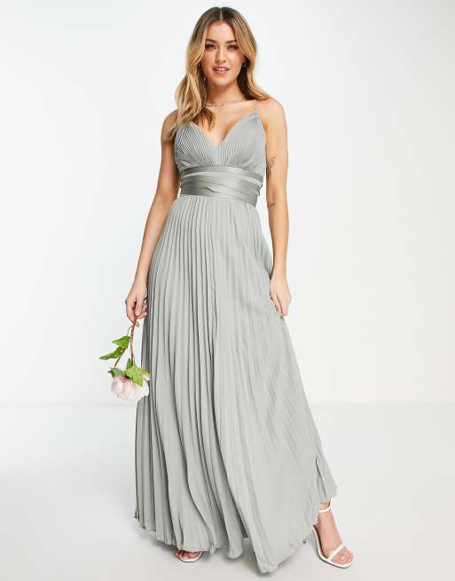 Vestido de dama de honor largo color oliva plisado de tirantes con cintura cruzada de satén de ASOS DESIGN