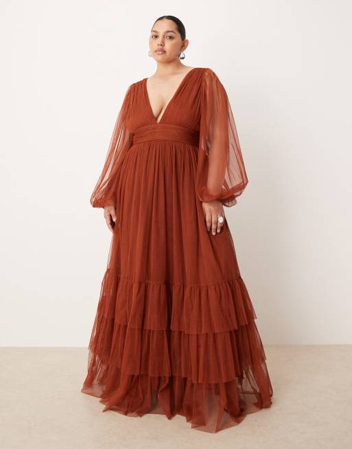 Vestido de dama de honor largo color óxido con cuello de pico y mangas globo transparentes de Lace & Beads Plus