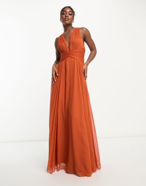 Vestido de dama de honor largo color óxido con diseño drapeado, cuerpo fruncido y cintura cruzada de ASOS DESIGN