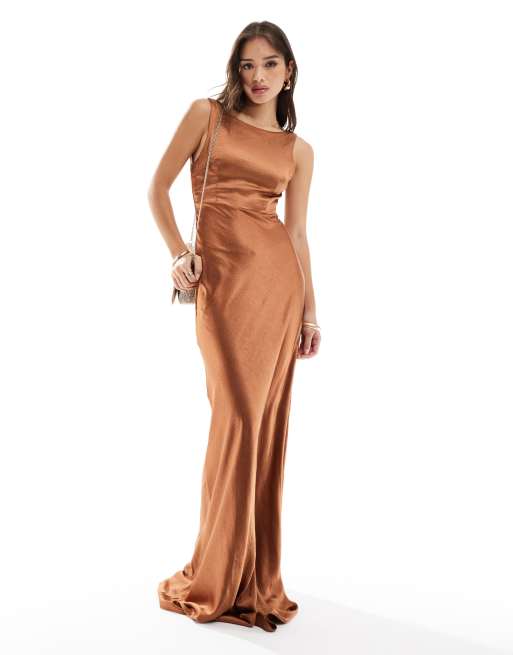 Vestido de dama de honor largo color óxido con espalda desbocada de satén de Six Stories