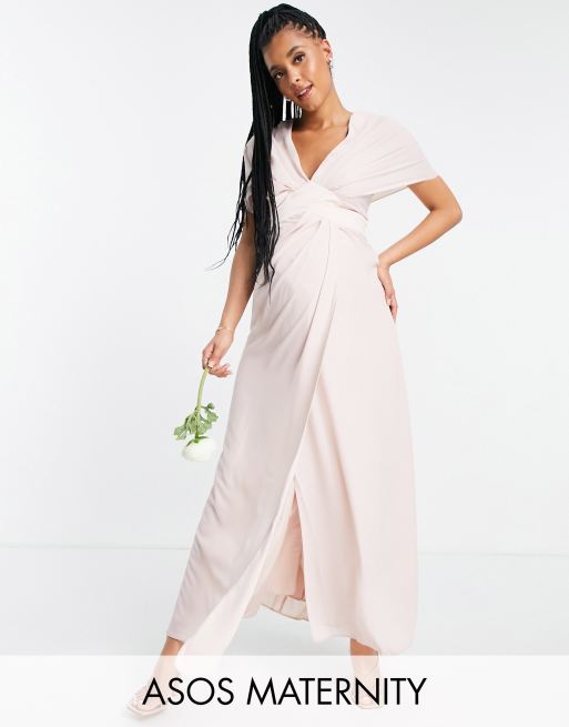 Vestido de dama de honor largo color rubor con mangas estilo blusón, botones en la espalda y banda satinada en la cintura en forma de chevrón de ASOS DESIGN Maternity