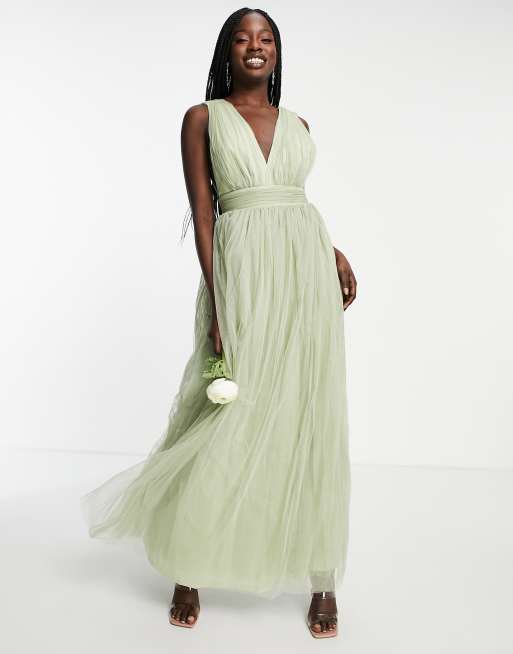 Vestido de dama de honor largo color salvia escotado con lazo en