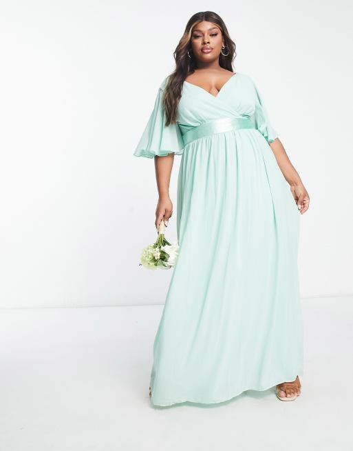 Vestido de dama de honor largo color salvia fresca plisado con mangas kimono de TFNC Plus 