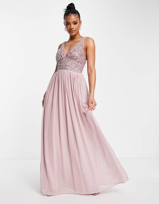Vestido de dama de honor largo color topo con cuello de pico y adornos de Beauut
