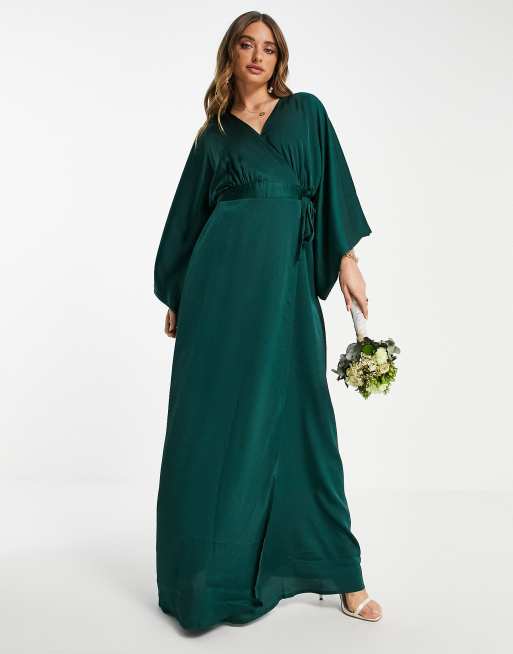 Vestido de dama de honor largo color verde esmeralda cruzado con manga estilo kimono de TFNC