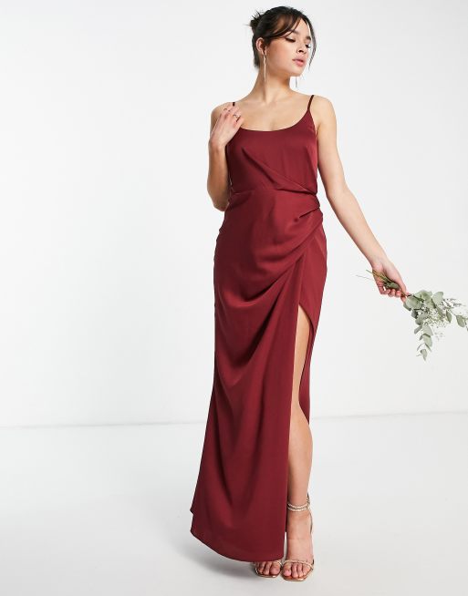 Vestido de dama de honor largo color vino de tirantes con detalle drapeado en la falda de ASOS DESIGN 