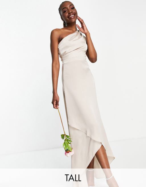Vestido de dama de honor largo color visón con diseño asimétrico de TFNC Tall