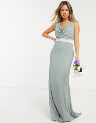 Vestido de dama de honor largo con cuello desbocado y lazo en la parte trasera en color salvia de TFNC