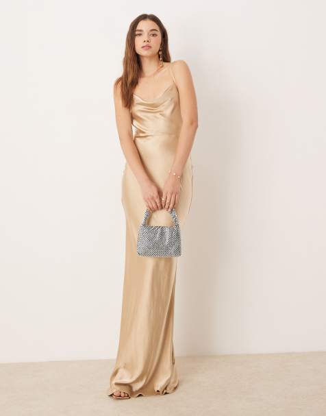 Vestido de dama de honor largo dorado mate con cuello desbocado de satén Keisha de Pretty Lavish - view 1