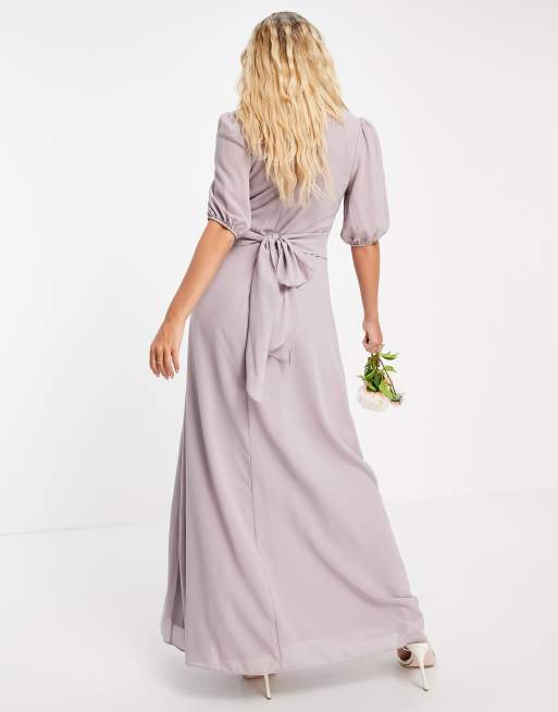 Vestido de dama de honor largo gris claro cruzado en la parte frontal de TFNC Maternity, 2 de 4