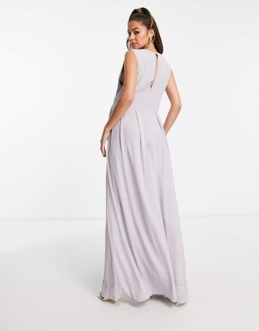 Vestido de dama de honor largo gris con parte delantera de pico y falda plisada de chifón de TFNC Maternity, 4 de 4