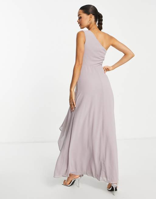 Vestido de dama de honor largo gris lavanda con diseño asimétrico drapeado de chifón de TFNC Petite, 2 de 4