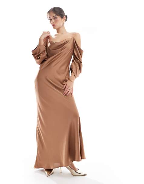 Vestido de dama de honor largo marrón moca con hombros descubiertos, cuello desbocado y mangas fruncidas de TFNC - view 1