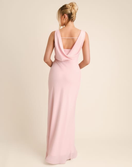 Vestido de dama de honor largo rosa claro con escote desbocado de crepé de Six Stories, 2 de 4