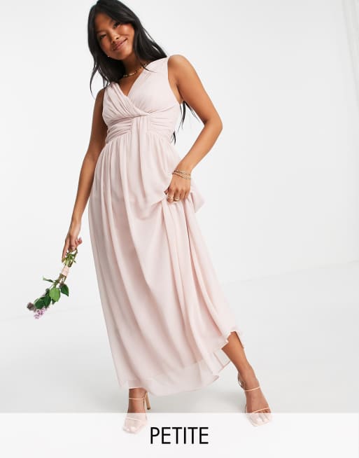 Vestido de dama de honor largo rosa con cuello de pico de Little Mistress Petite