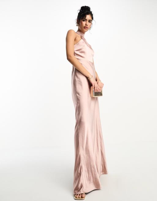 Vestido de dama de honor largo rosa con cuello halter de satén de Six Stories, 2 de 4