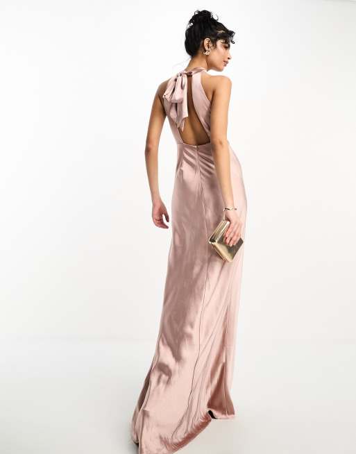 Vestido de dama de honor largo rosa con cuello halter de satén de Six Stories, 4 de 4