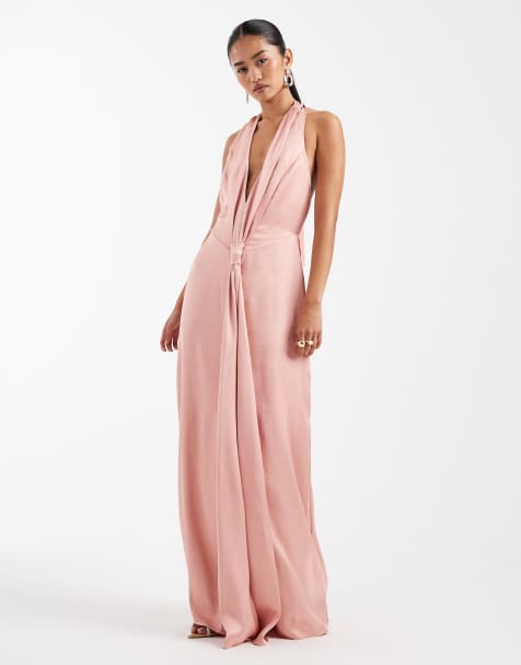 Vestido de dama de honor largo rosa con cuello halter y detalle colgante de satén Tiv de TFNC - view 1