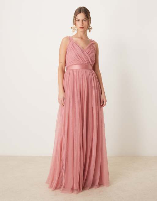 Vestido de dama de honor largo rosa empolvado de tirantes con detalle efecto cruzado y volante de Anaya