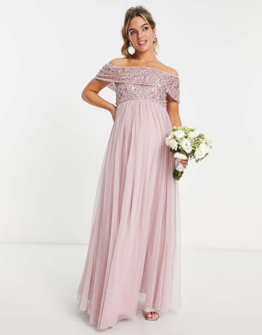 Vestido de dama de honor largo rosa escarcha con escote Bardot y abalorios de Beauut Maternity, 4 de 4