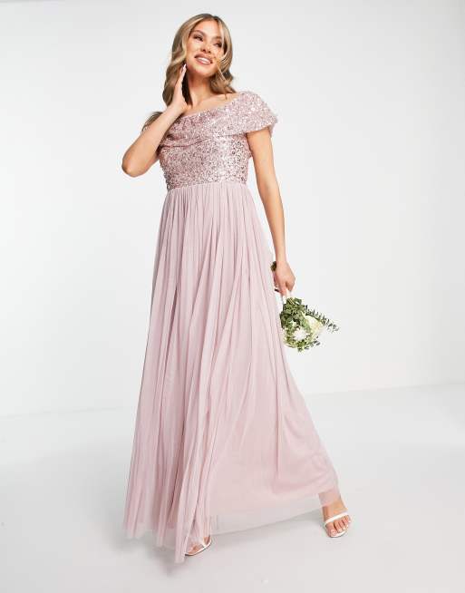 Vestido de dama de honor largo rosa hielo con escote Bardot y diseño adornado de Beauut