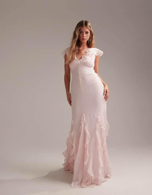 Vestido de dama de honor largo rosa pastel de corte al bies con mangas fluidas y bajo de godets con volantes de ASOS DESIGN