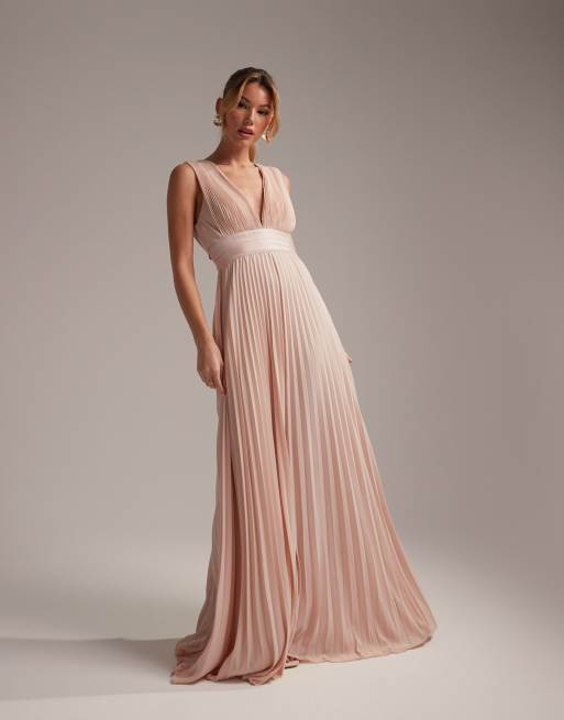 Vestido de dama de honor largo rosa pastel plisado de tirantes con cintura envolvente de satén de ASOS DESIGN