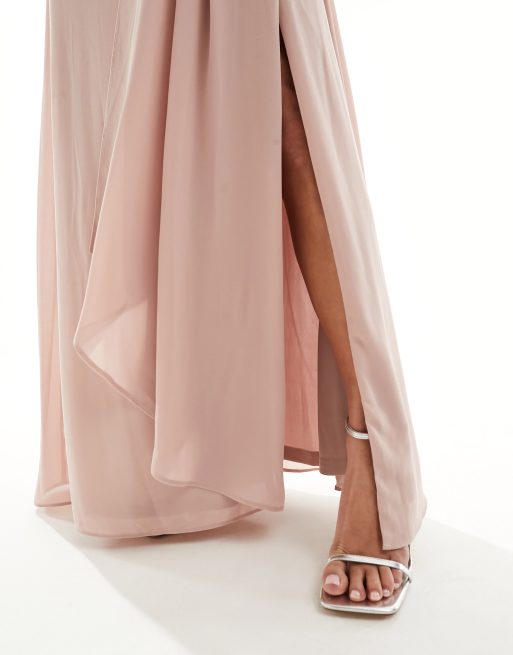Vestido de dama de honor largo rosa suave asimétrico y drapeado de chifón de TFNC Petite, 4 de 4