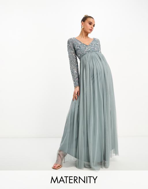 Vestido de dama de honor largo verde bruma cruzado en la parte delantera con abalorios y bordados multicolores de Beauut Maternity