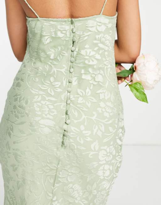 Vestido de dama de honor largo verde claro con parte delantera desbocada y diseño floral de terciopelo devoré de ASOS DESIGN, 4 de 4