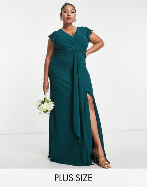 Vestido de dama de honor largo verde esmeralda con mangas fluidas y detalle de volantes de TFNC Plus