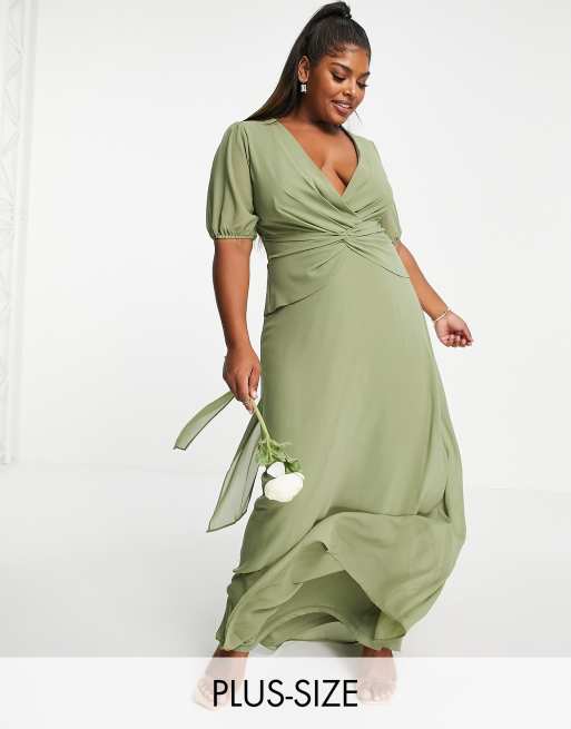Vestido de dama de honor largo verde negruzco con parte delantera cruzada de TFNC Plus