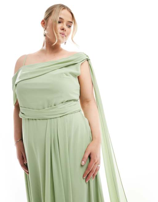 Vestido de dama de honor largo verde salvia asimétrico y drapeado con falda cruzada de TFNC Plus, 2 de 4