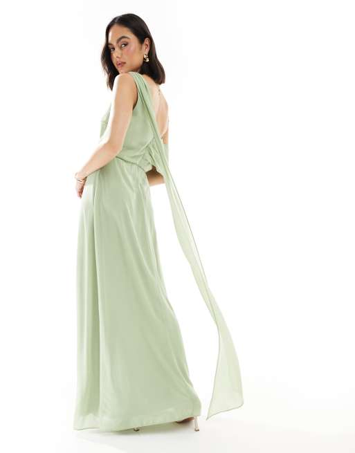 Vestido de dama de honor largo verde salvia asimétrico y drapeado con falda cruzada de TFNC, 3 de 4
