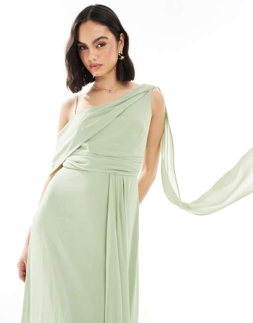 Vestido de dama de honor largo verde salvia asimétrico y drapeado con falda cruzada de TFNC, 4 de 4
