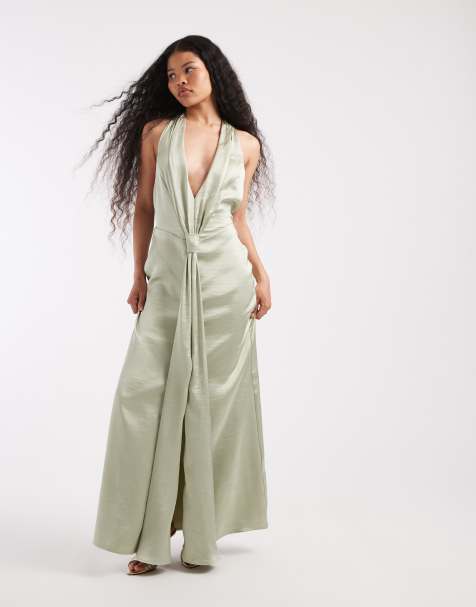 Vestido de dama de honor largo verde salvia con cuello halter escotado y detalle colgante de satén de TFNC Petite - view 1