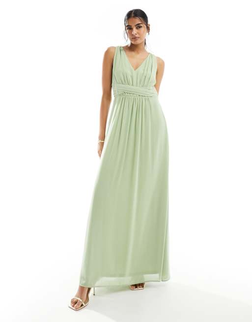 Vestido de dama de honor largo verde salvia con detalle cruzado en la cintura y pliegues en la parte delantera de Vila