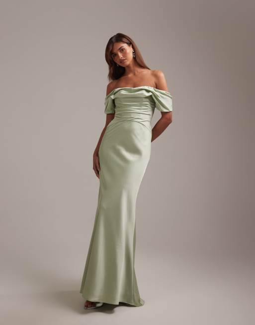 Vestido de dama de honor largo verde salvia con escote Bardot de satén de ASOS DESIGN, 5 de 6