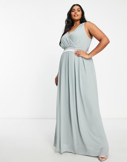 Vestido de dama de honor largo verde salvia con lazo en la espalda de TFNC Plus, 4 de 4