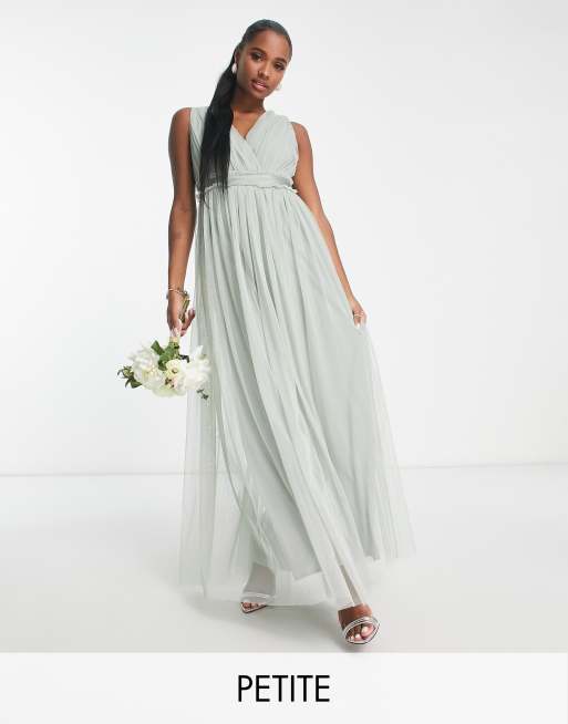 Vestido de dama de honor largo verde salvia con volantes en la cintura y cuello de pico de Anaya Petite