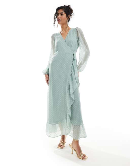 Vestido de dama de honor largo verde salvia cruzado con detalle de volante de plumeti de Vila