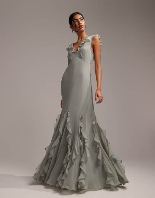 Vestido de dama de honor largo verde salvia de corte al bies con mangas fluidas y bajo de godets con volantes de ASOS DESIGN
