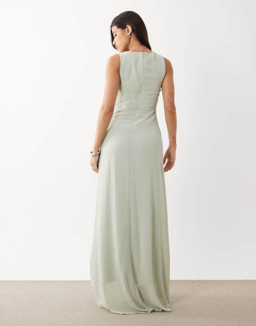 Vestido de dama de honor largo verde salvia drapeado con top cruzado de chifón de TFNC, 4 de 4