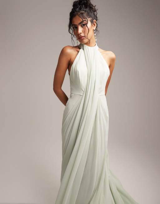 Vestido de dama de honor largo verde salvia drapeado de estilo griego con cuello halter de ASOS DESIGN, 4 de 5