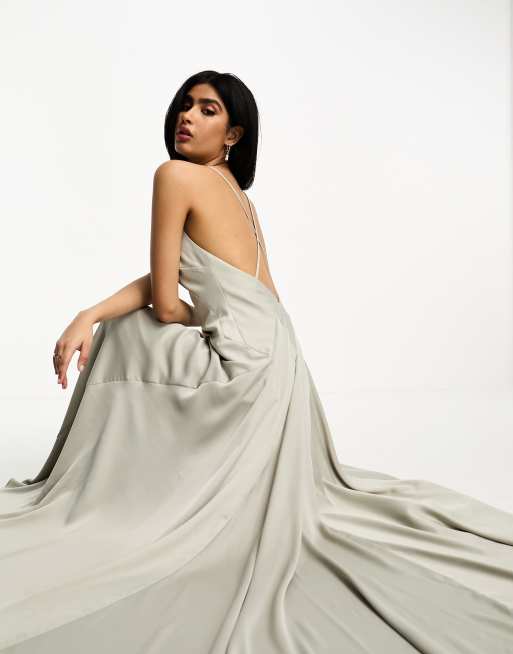 Vestido de dama de honor largo verde salvia escotado con espalda cruzada de satén de ASOS DESIGN