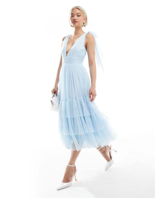 Vestido de dama de honor midi azul empolvado escalonado con lazos en los hombros de Lace & Beads