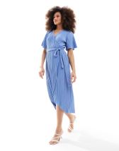Vestido de dama de honor midi azul plisado con diseño cruzado de YAS - view 1