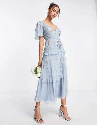 Vestido de dama de honor midi azul polvareda con mangas acampanadas, diseño adornado y bordado y detalle cruzado de ASOS DESIGN