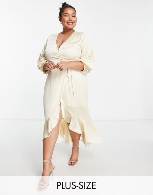 Vestido de dama de honor midi color champán de corte cruzado con mangas abullonadas de satén de Liquorish Plus