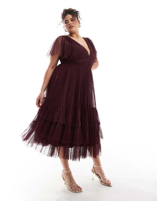 Vestido de dama de honor midi color ciruela con cuello de pico de tul Madison de Lace & Beads Plus